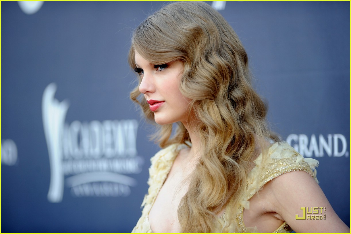 Taylor Swift: Elie Saab Couture Stunning