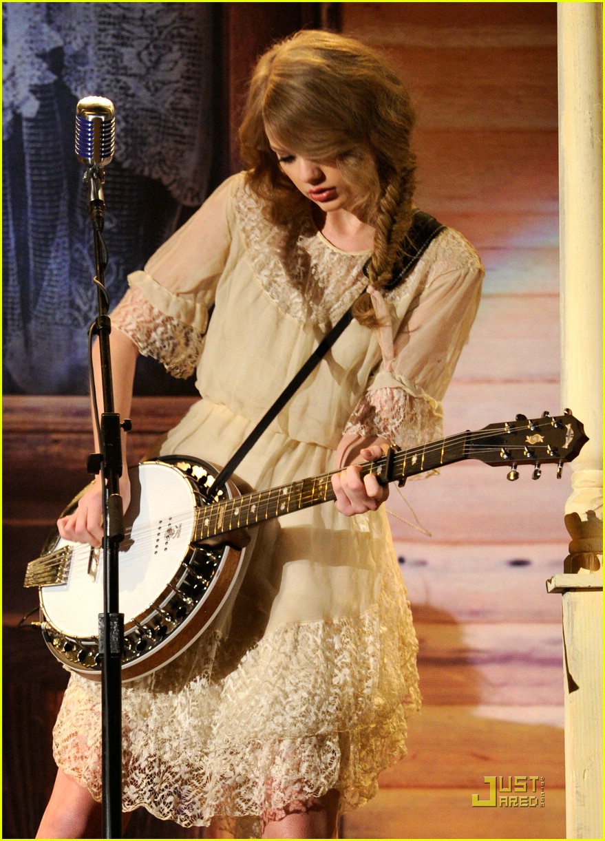 Taylor Swift: ACM's Entertainer of the Year!