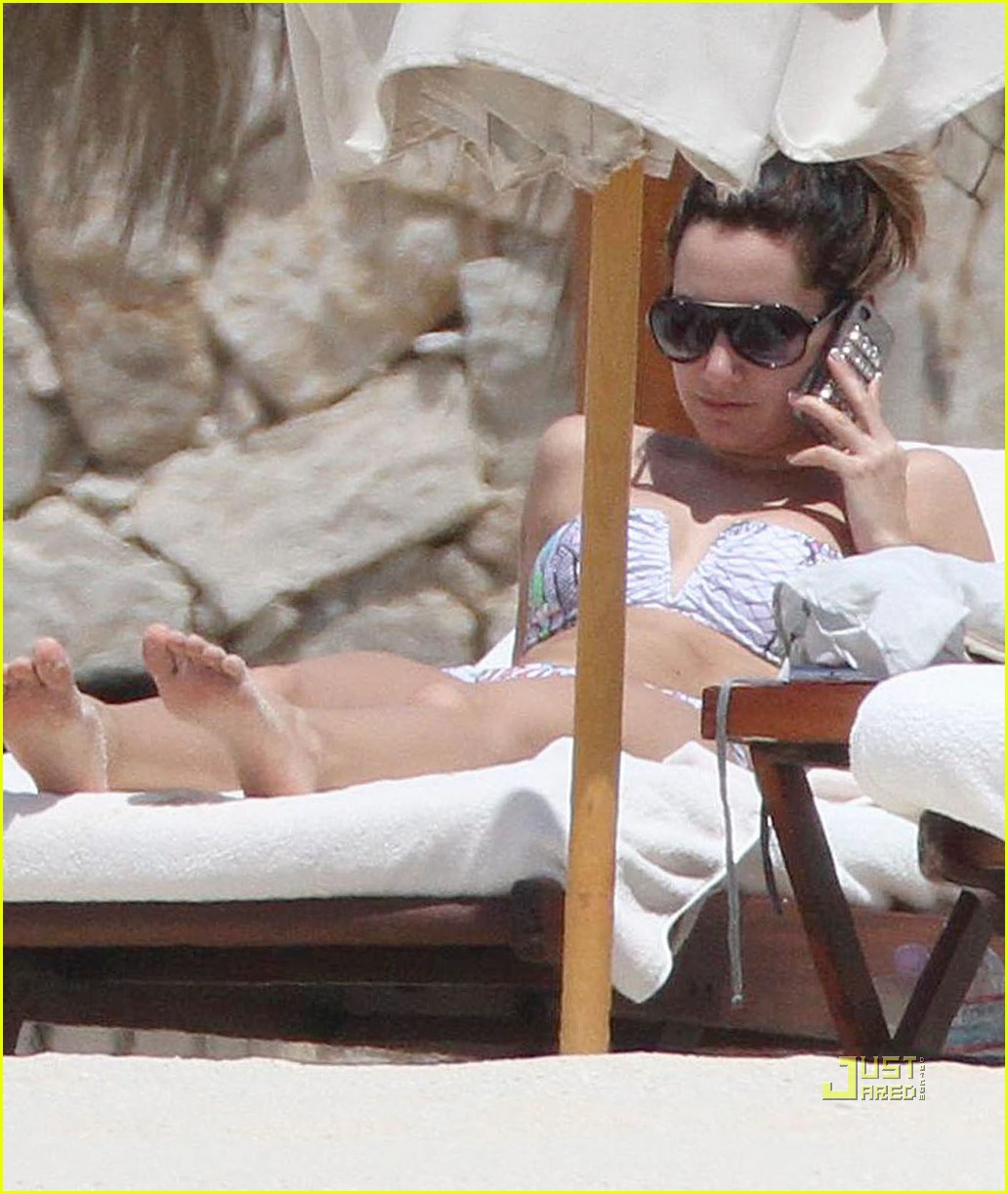 Vanessa Hudgens & Ashley Tisdale: Bikini Babes