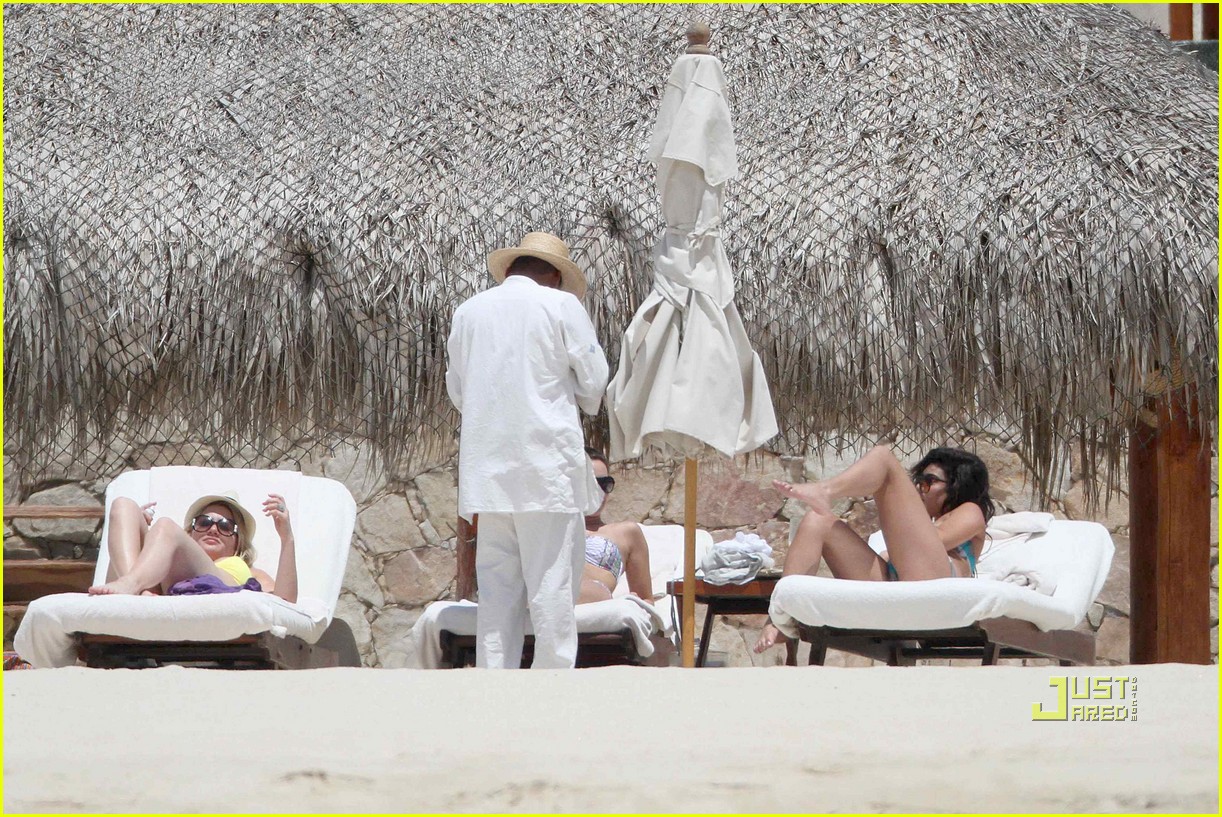 Vanessa Hudgens & Ashley Tisdale: Bikini Babes