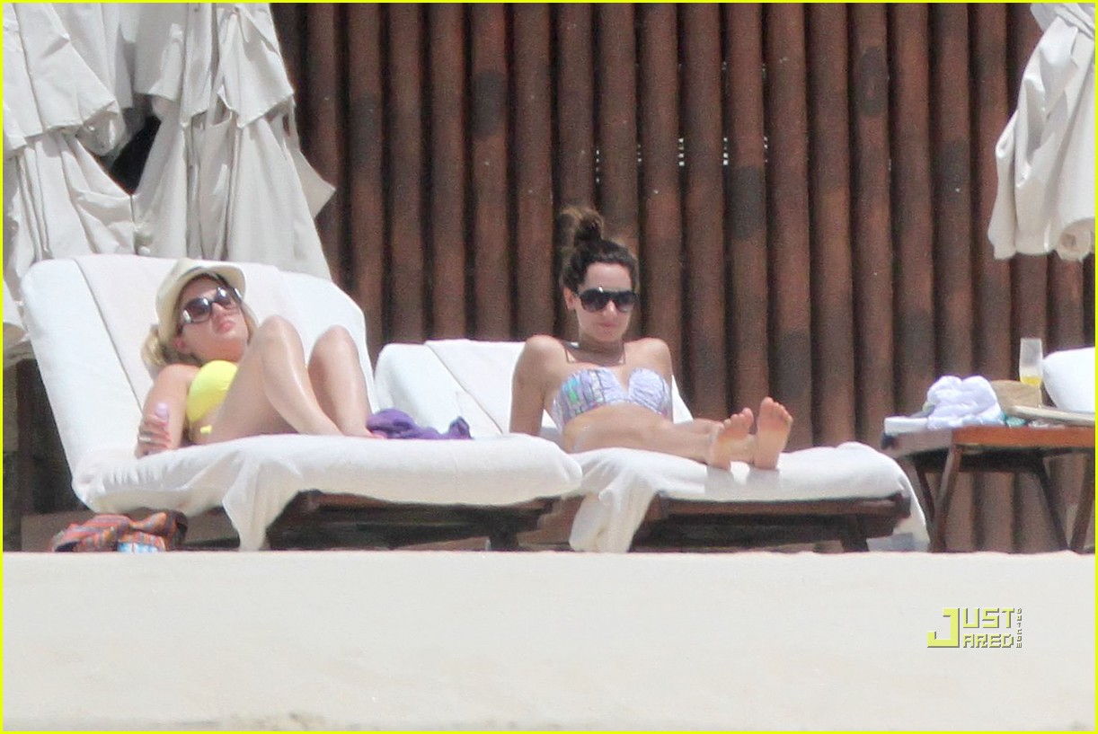Vanessa Hudgens & Ashley Tisdale: Bikini Babes