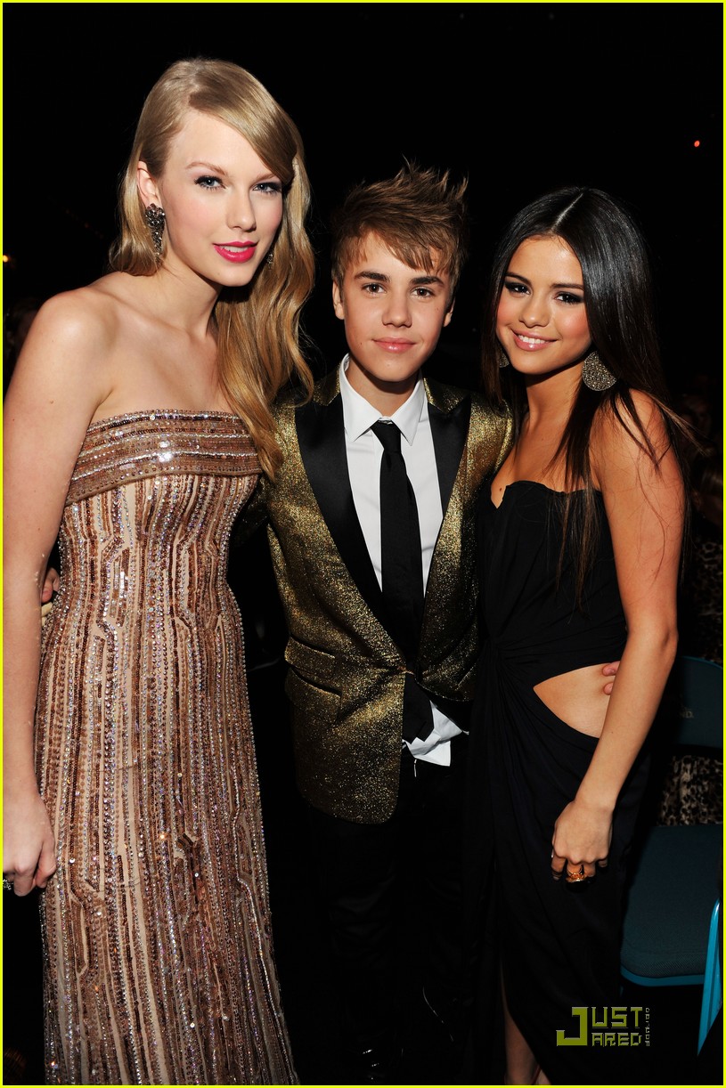 Justin Bieber WINS Digital Artist of the Year!