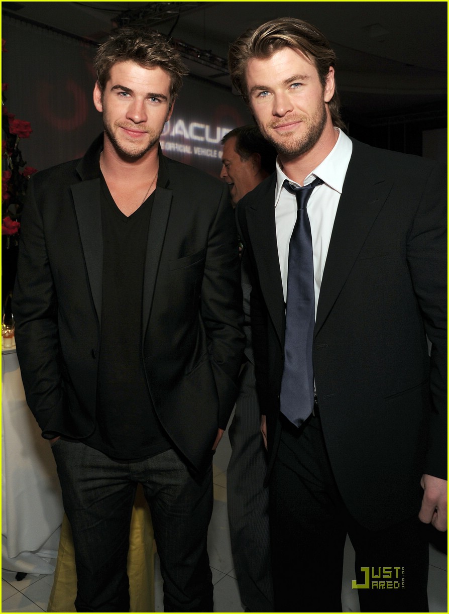 Liam Hemsworth: 'Thor' Premiere with Brother Chris!
