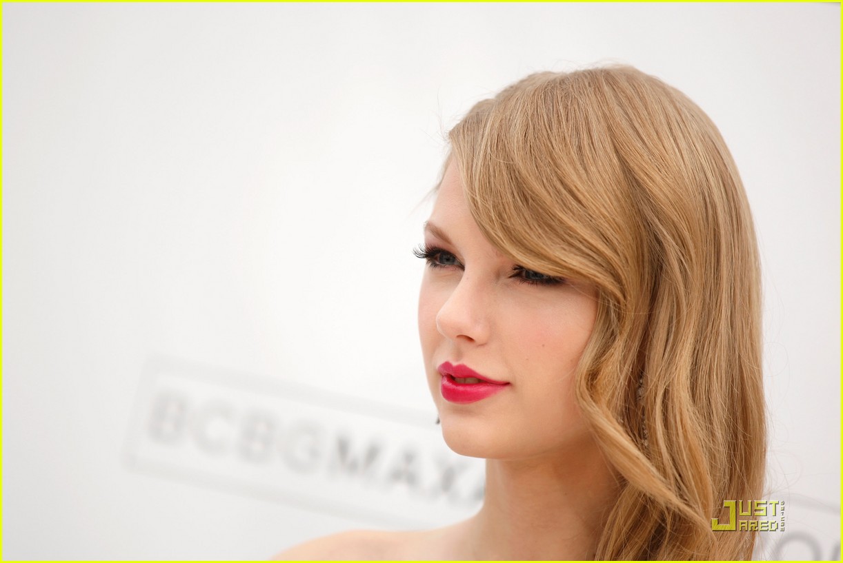 Taylor Swift WINS Billboard 200 Album Artist of the Year!