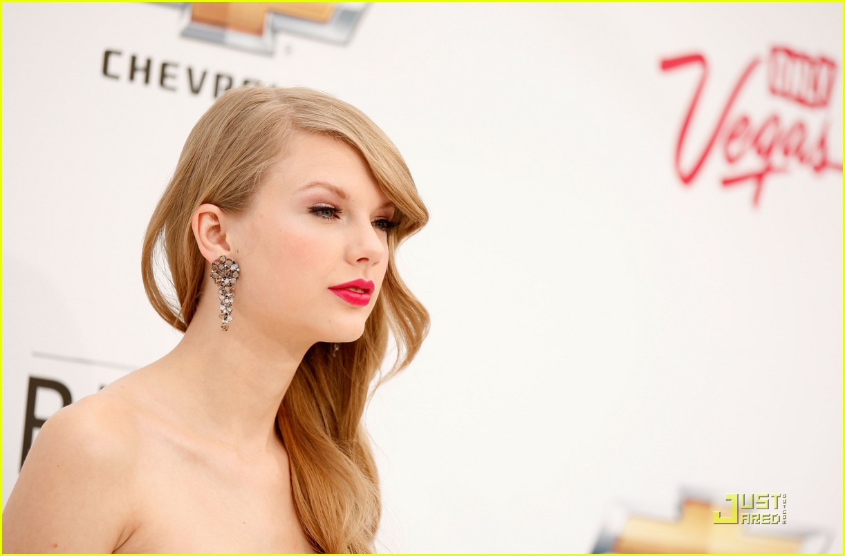 Taylor Swift WINS Billboard 200 Album Artist of the Year!