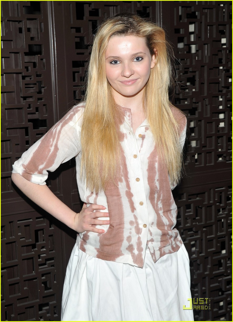 Abigail Breslin 'Gets By' with Emma Roberts
