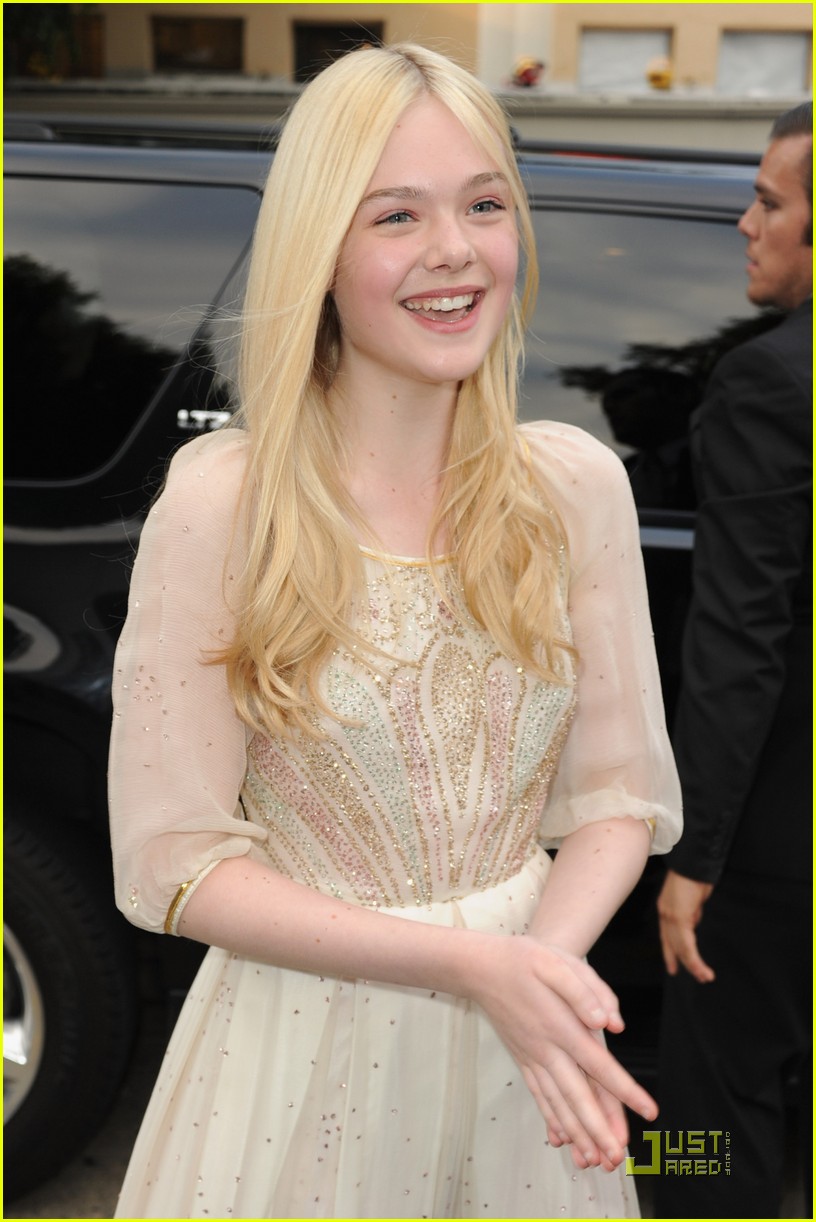 Elle Fanning Premieres 'Super 8'