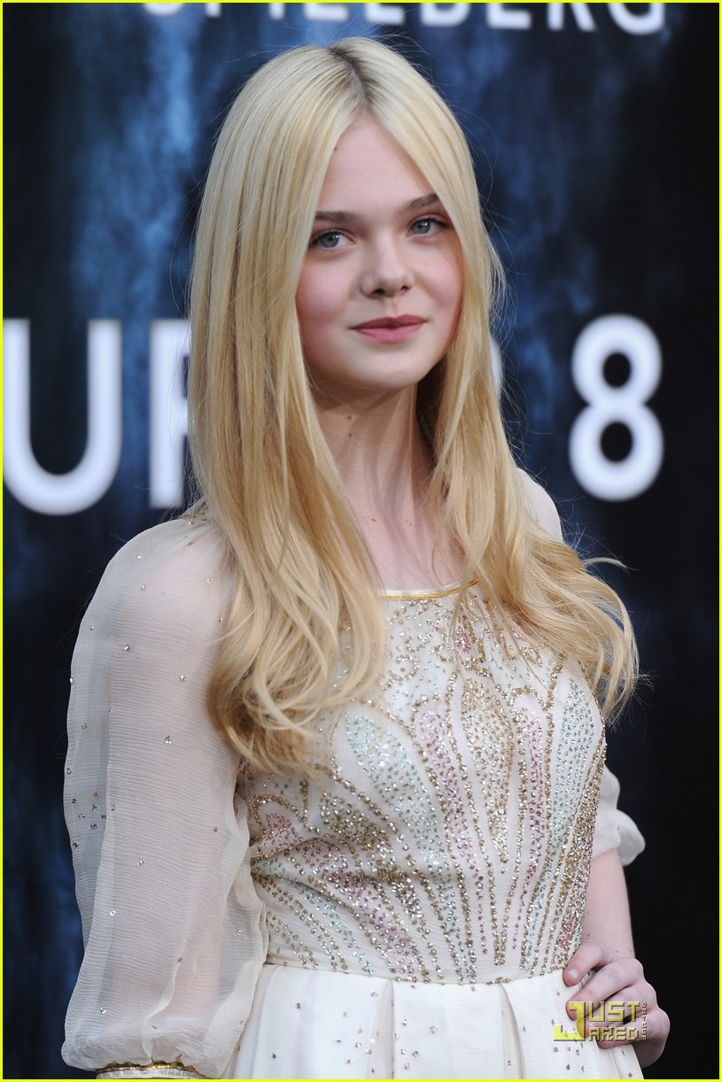 Elle Fanning Premieres 'Super 8'