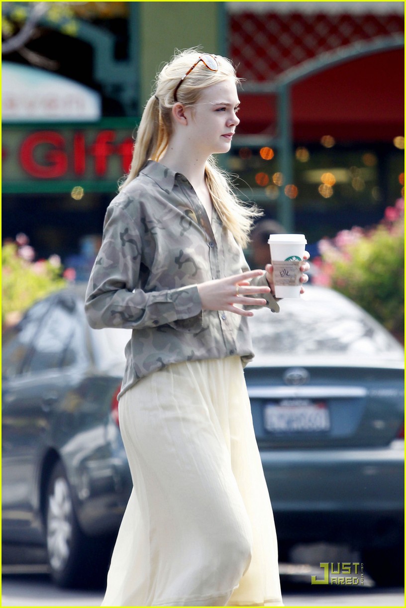 Elle Fanning: Starbucks Stop