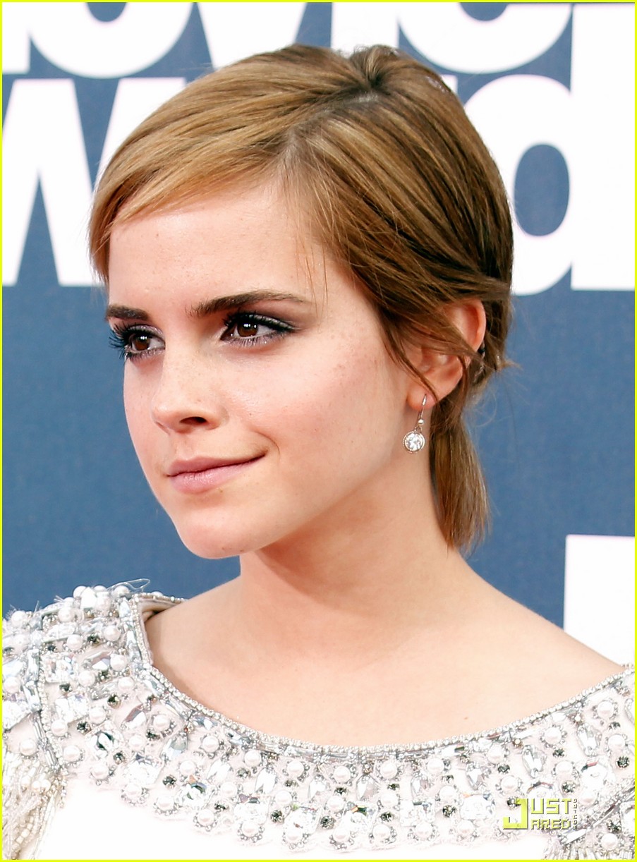Emma Watson Presents New 'Harry Potter' Clip