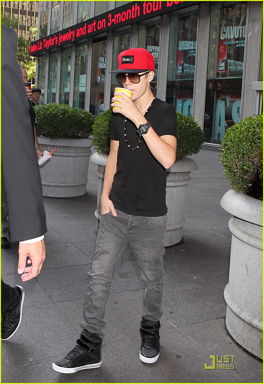 Selena Gomez & Justin Bieber: Armani Exchange Shopping Trip!