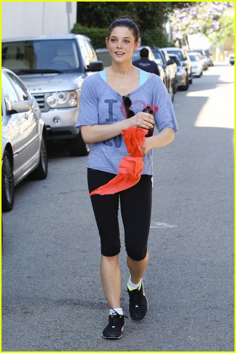 Ashley Greene Crushes on Joseph Gordon-Levitt