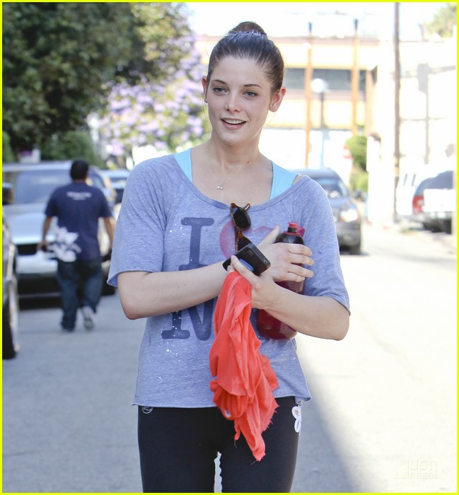 Ashley Greene Crushes on Joseph Gordon-Levitt