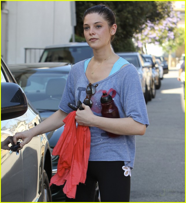 Ashley Greene Crushes on Joseph Gordon-Levitt