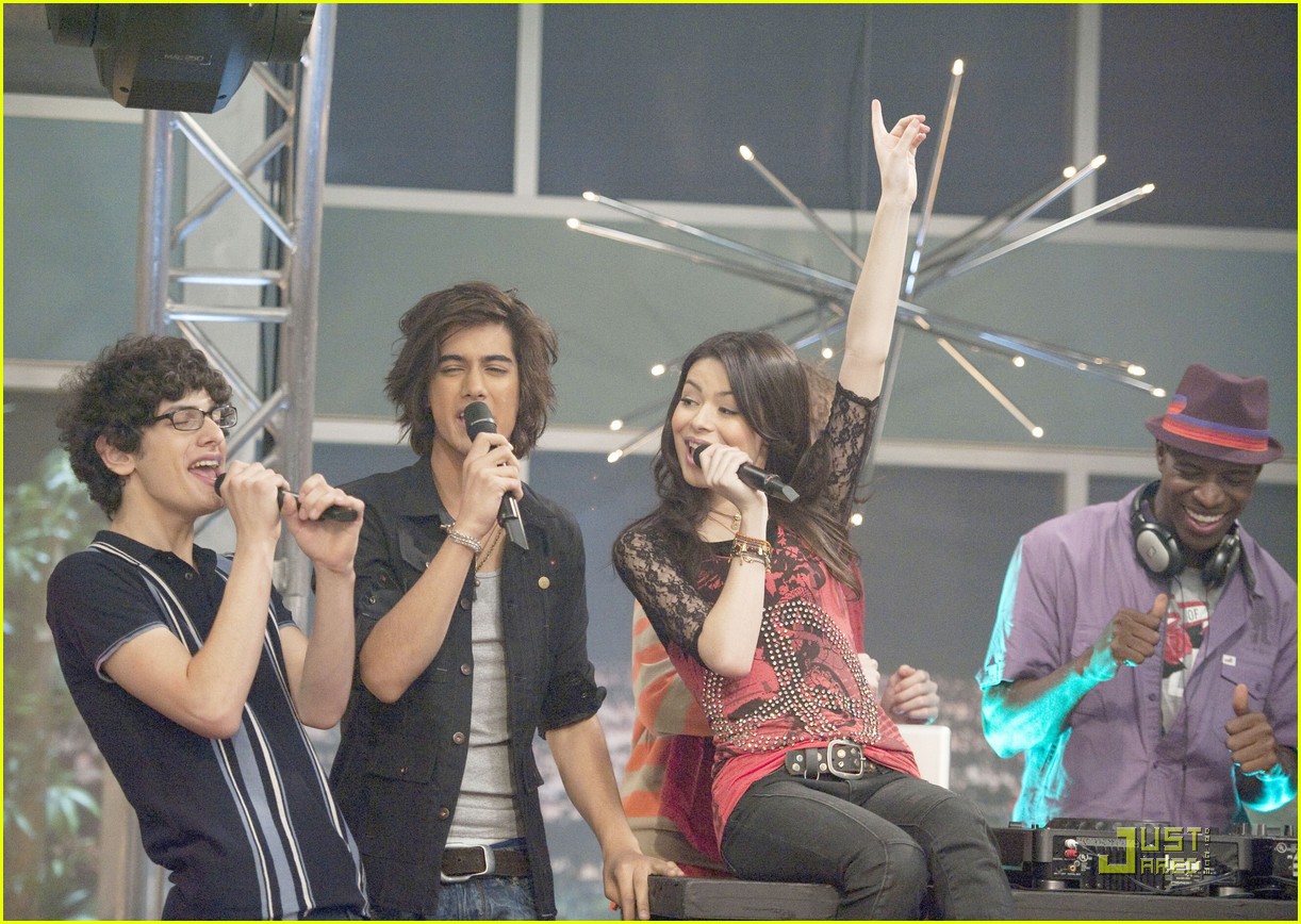 'iParty with Victorious': New Pics & Clips!