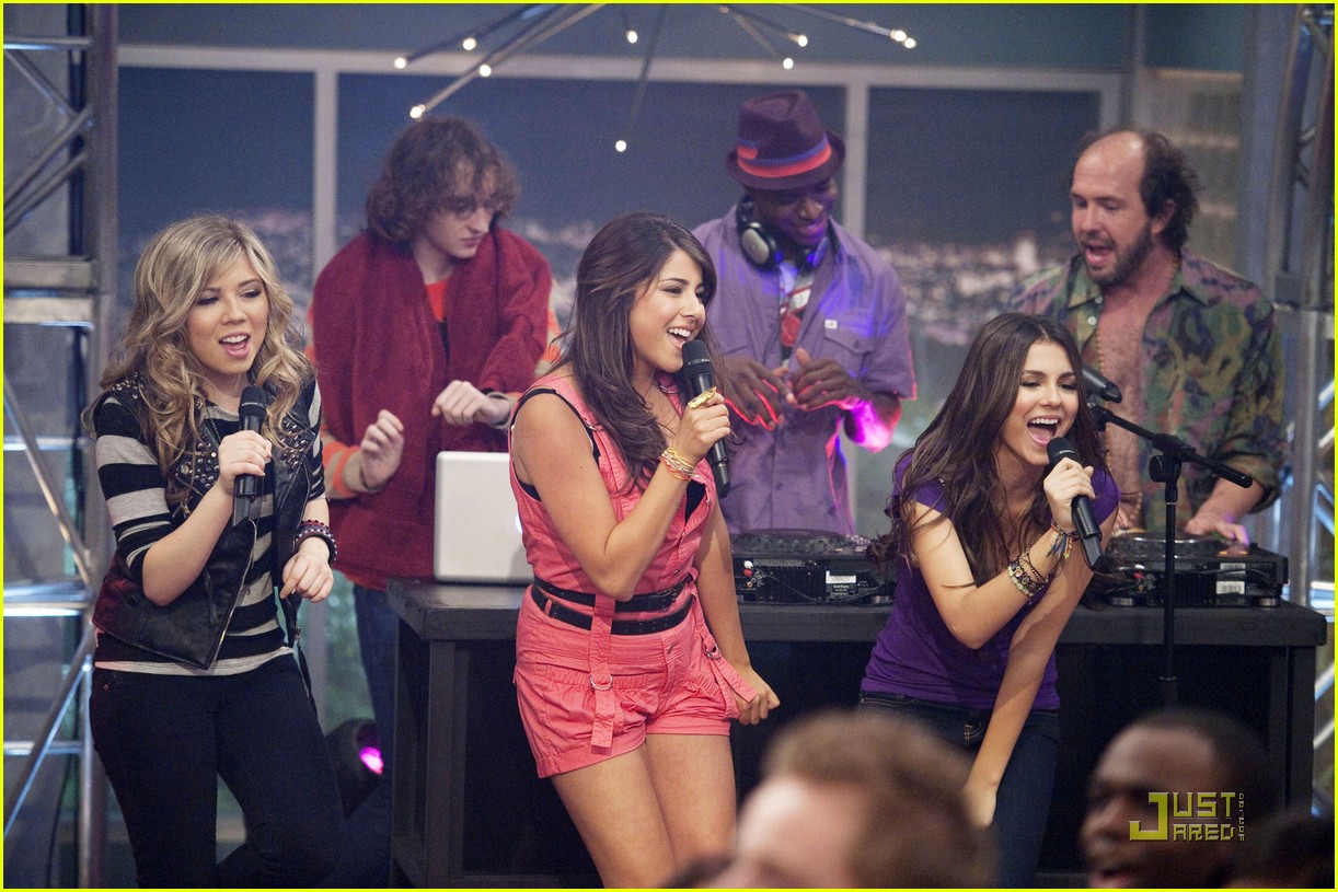'iParty with Victorious': New Pics & Clips!
