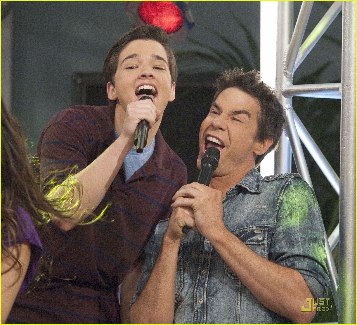 'iParty with Victorious': New Pics & Clips!