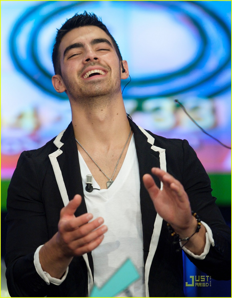Joe Jonas Hits Up 'El Hormiguero'