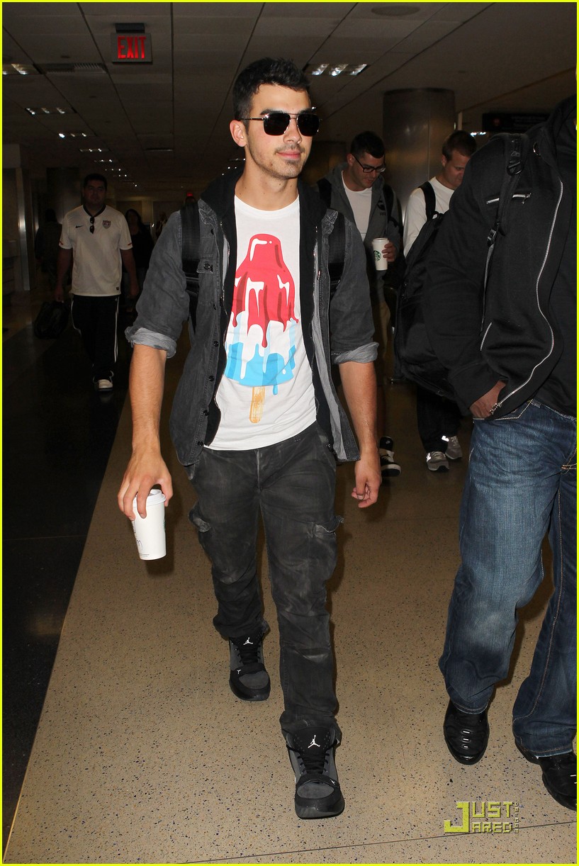Joe Jonas: LAX Landing