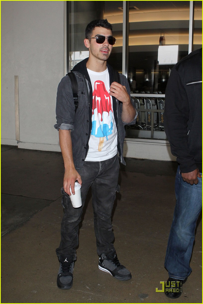 Joe Jonas: LAX Landing