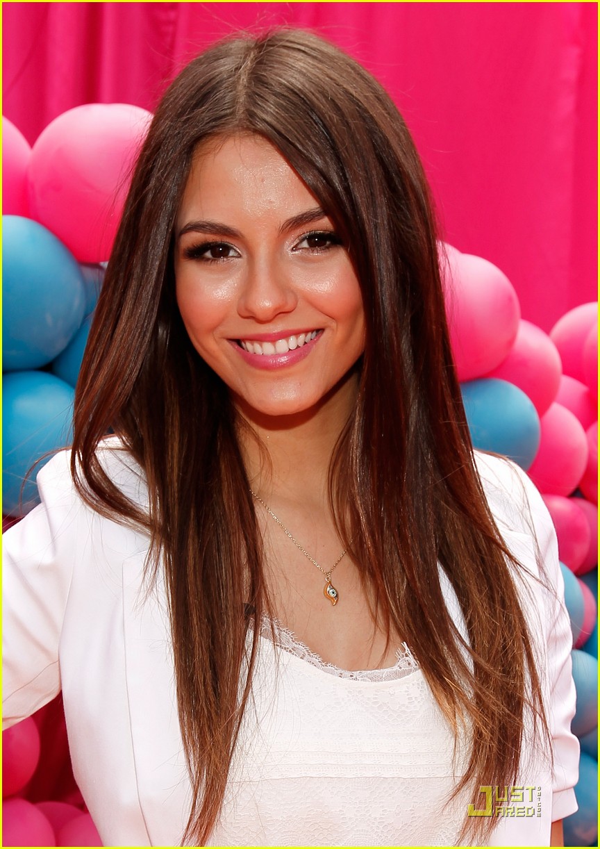 Victoria Justice: 'iParty with Victorious' Premiere!