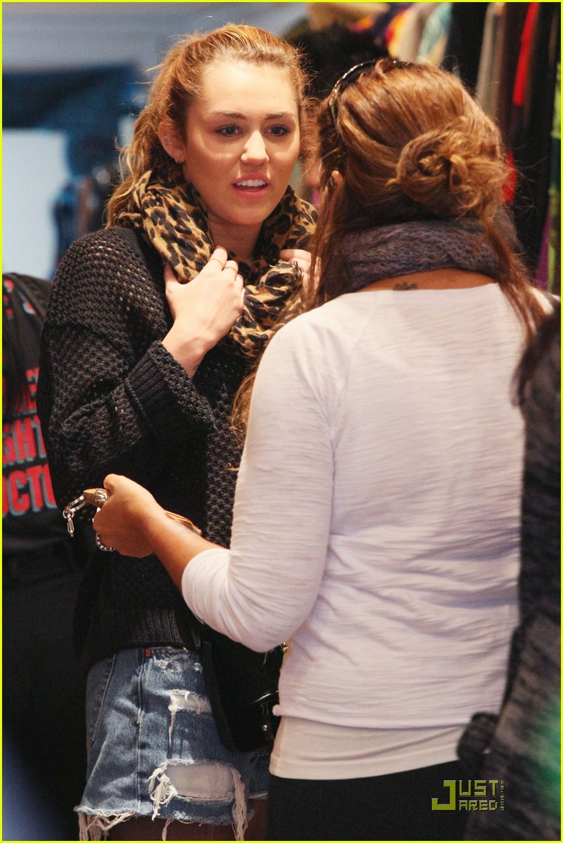 Miley Cyrus: Darlinghurst Shopping Before Concert!
