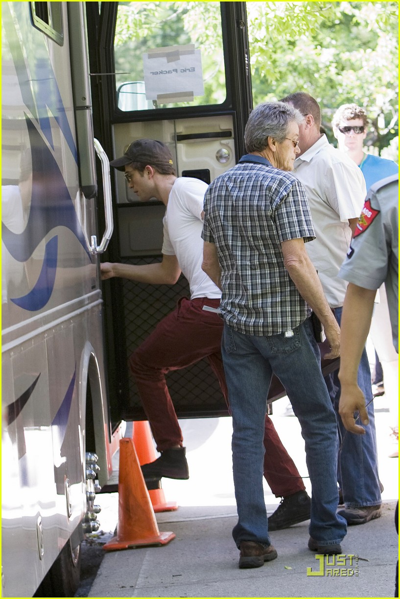 Robert Pattinson Wants To Win Best Kiss