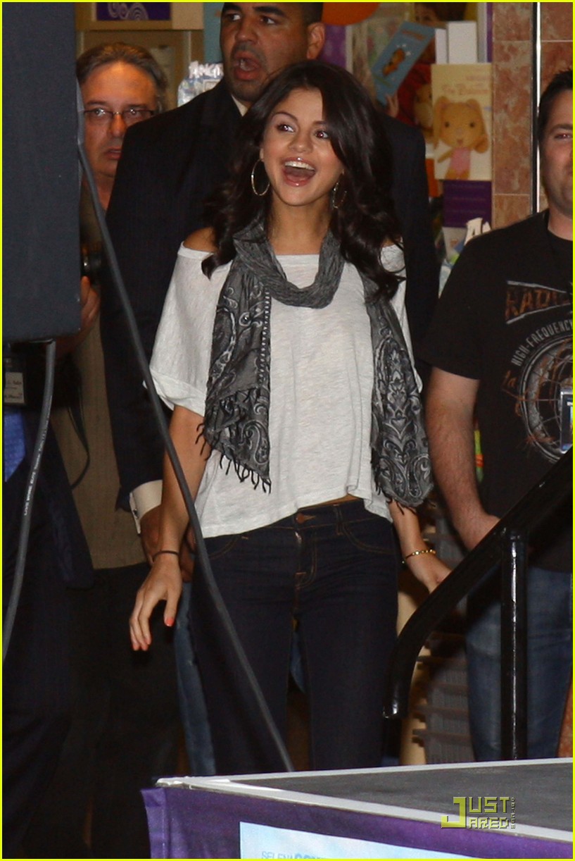 Selena Gomez: Laurel Park Place Pretty