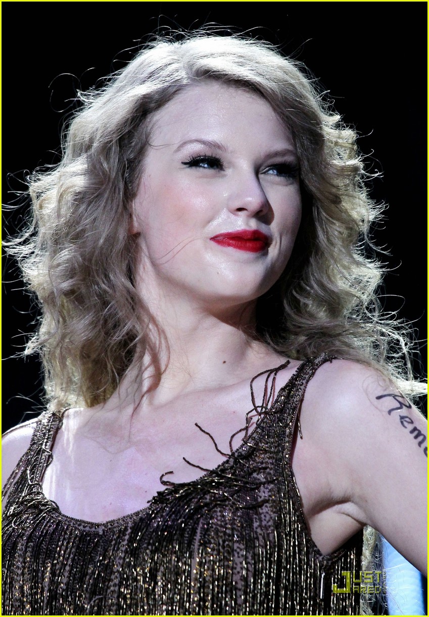 Taylor Swift: CMA Music Festival Sweetheart