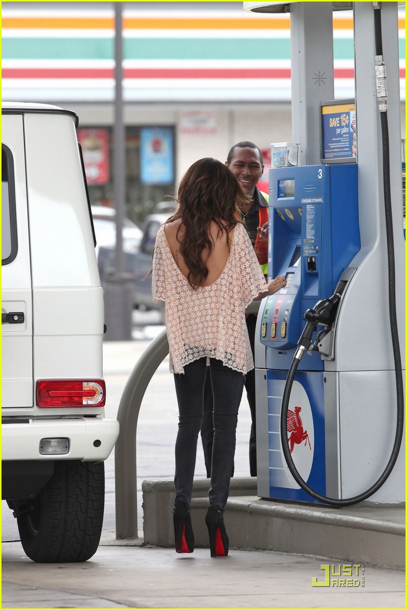 Ashley Tisdale: Flower Power!