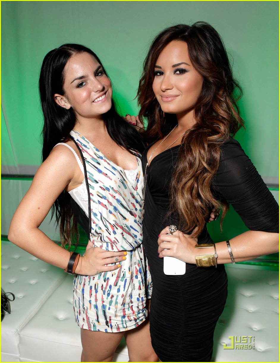 Demi Lovato Sets Her 'HTC Social' Status