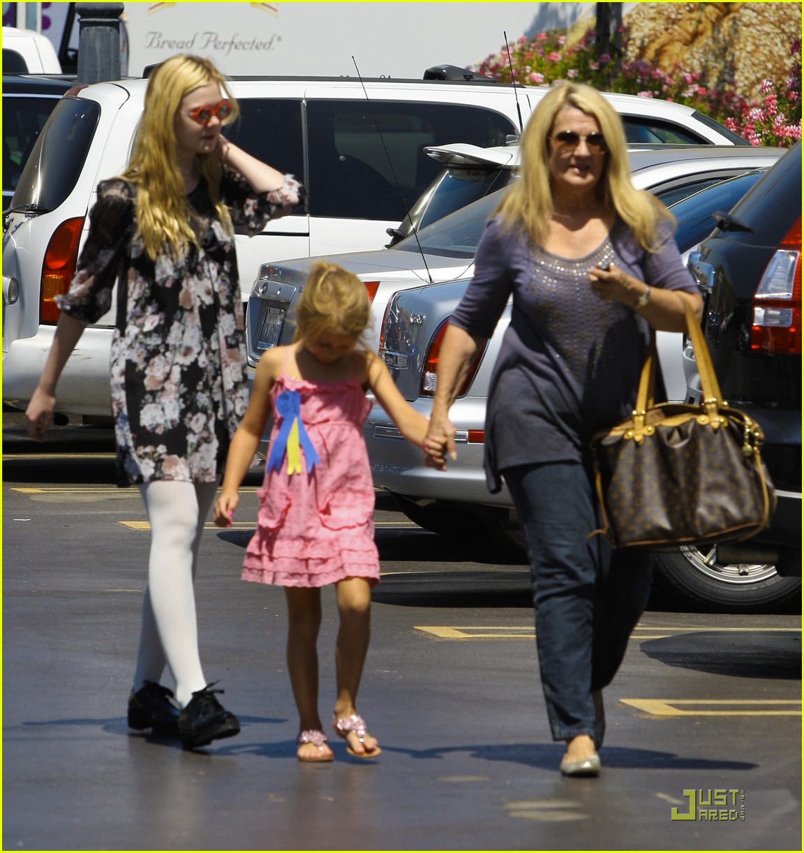 Elle Fanning: Funky Glasses Fun!