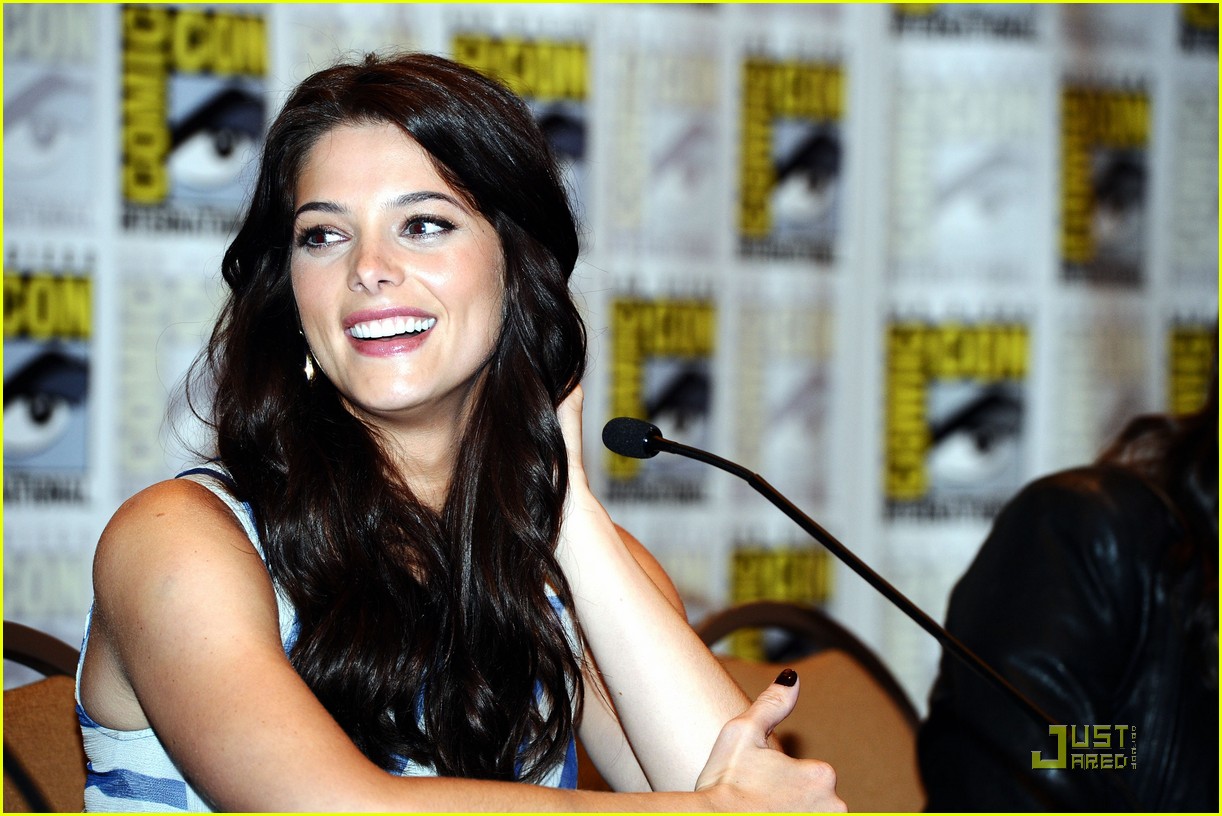 Ashley Greene & Nikki Reed: Comic-Con Vampires