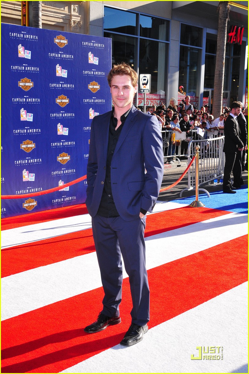 Grey Damon & Alyssa Diaz: 'Captain America' Premiere Pair!