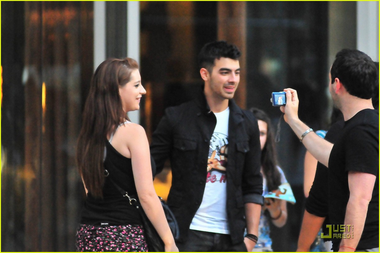 Joe Jonas' Choice Karaoke Song? Anything From 'Grease'!