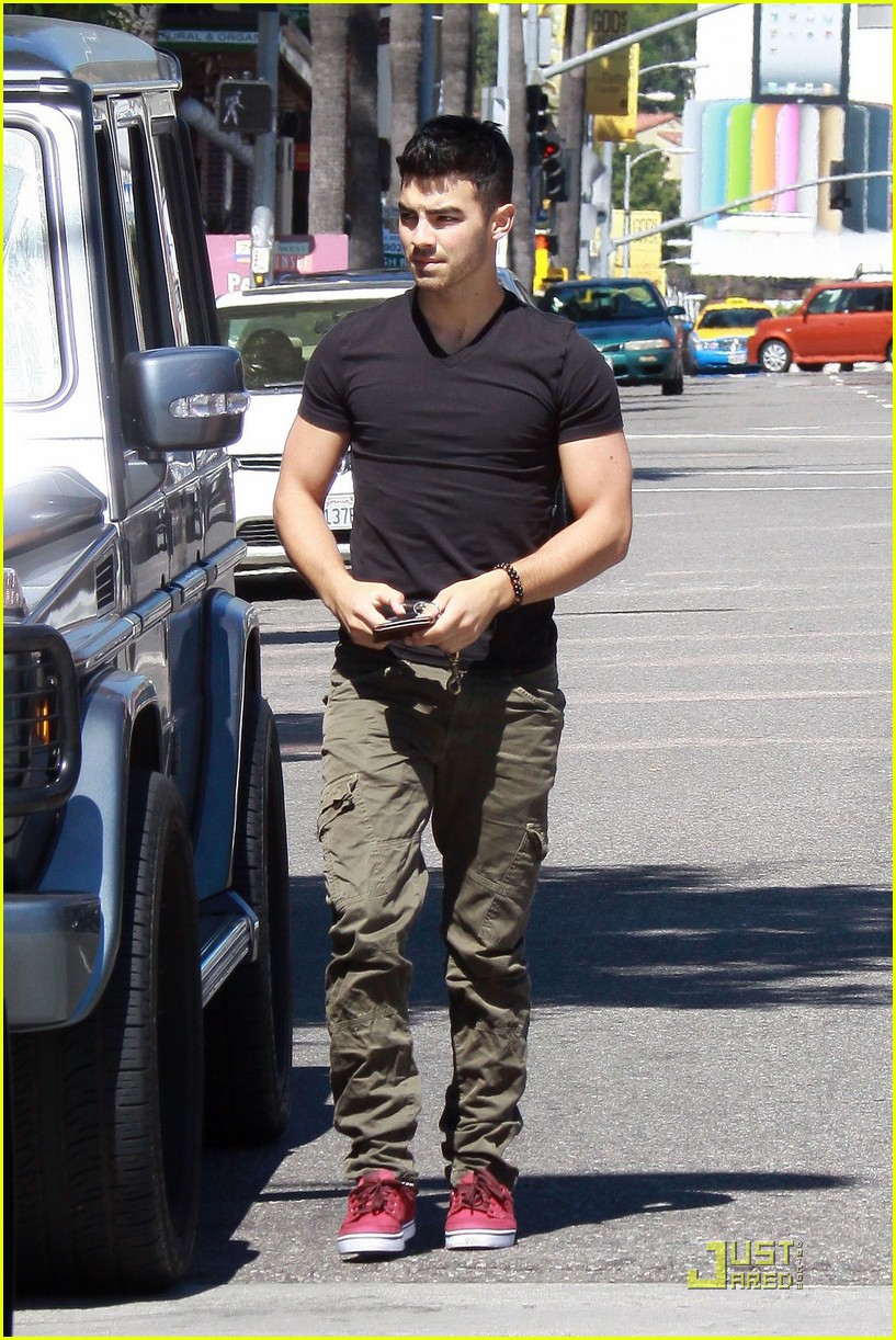 Joe Jonas Grabs Some Griddle Cafe Grub