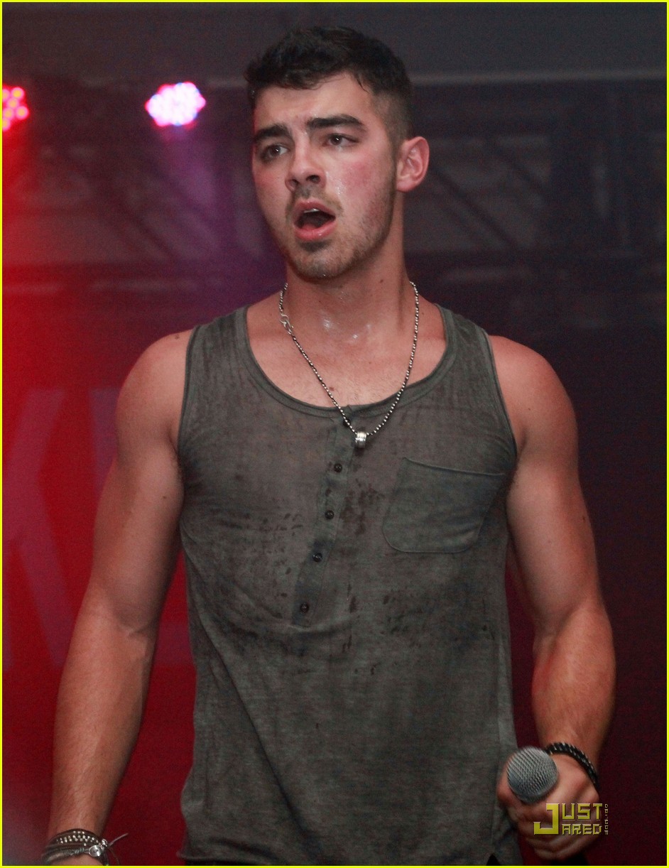 Joe Jonas: Paper Mag Concert Performer