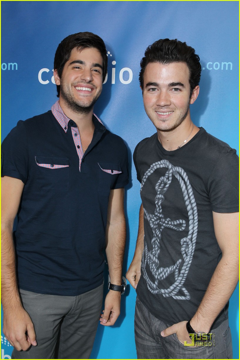 Kevin Jonas: Cambio Chat with Mikey Deleasa!