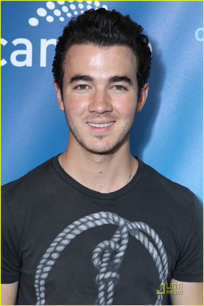 Kevin Jonas: Cambio Chat with Mikey Deleasa!