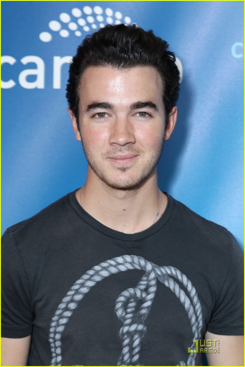 Kevin Jonas: Cambio Chat with Mikey Deleasa!