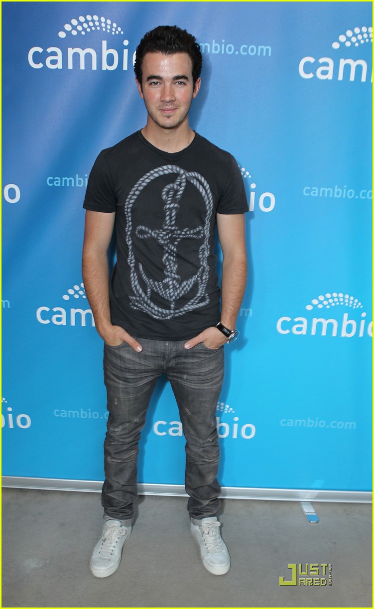Kevin Jonas: Cambio Chat with Mikey Deleasa!