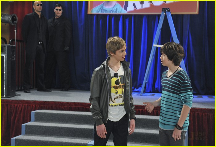 Leo Howard: Tug-O-War with Olivia Holt!