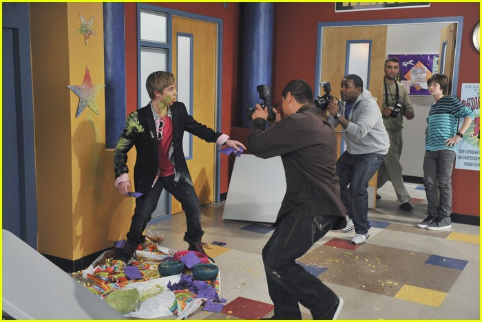 Leo Howard: Tug-O-War with Olivia Holt!