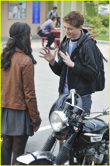 Vanessa Marano & Sean Berdy: Signs & Smooches in the Park