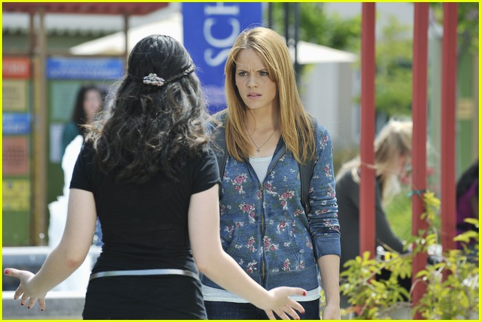 Vanessa Marano & Sean Berdy: Signs & Smooches in the Park
