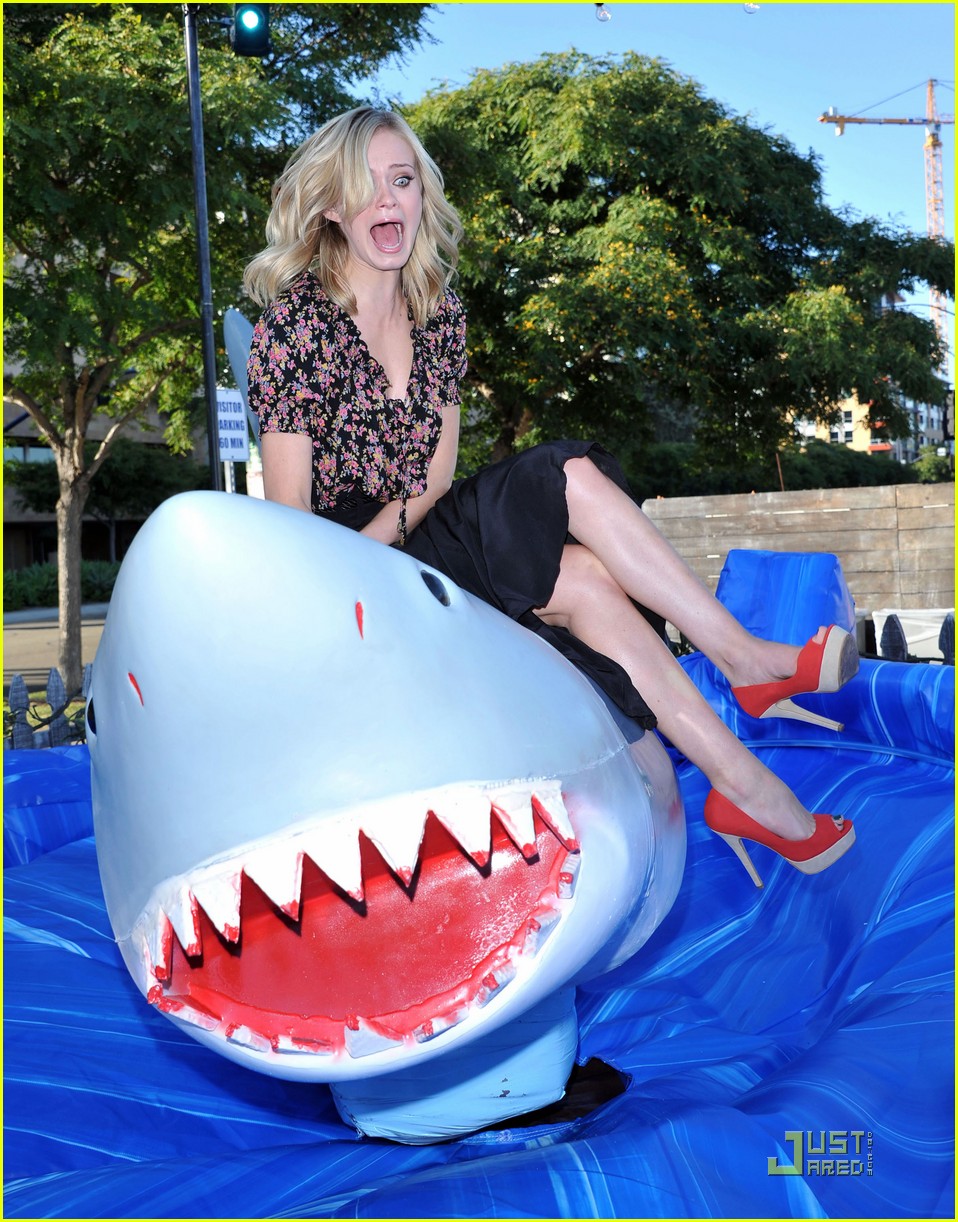 Sara Paxton & Alyssa Diaz: Shark Night in San Diego