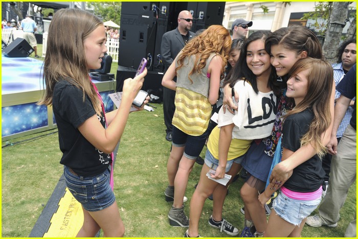 Bella Thorne & Zendaya: Make Your Mark & Shake It Up!