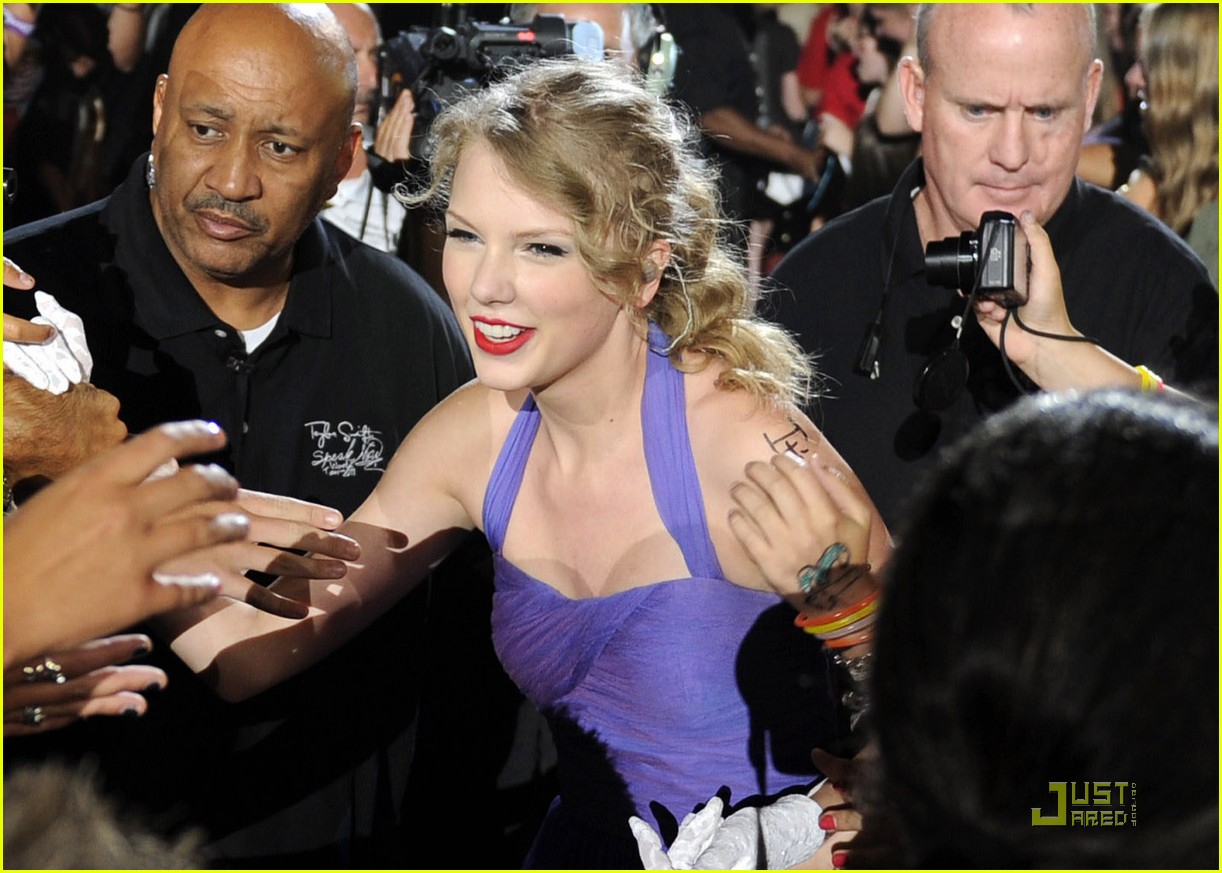 Taylor Swift 'Dances In The Dark' in Newark