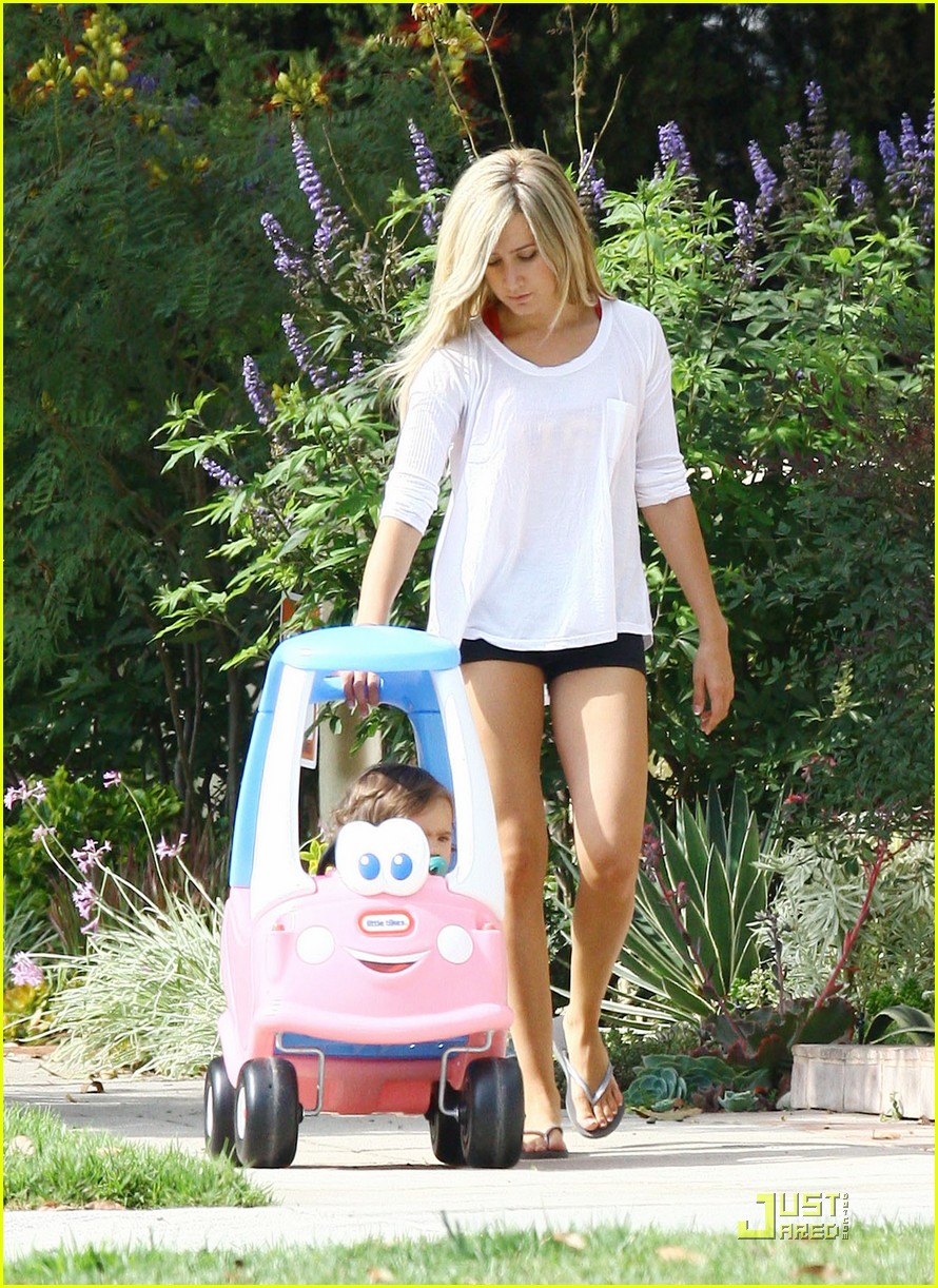 Ashley Tisdale: Play Time with Mikayla!