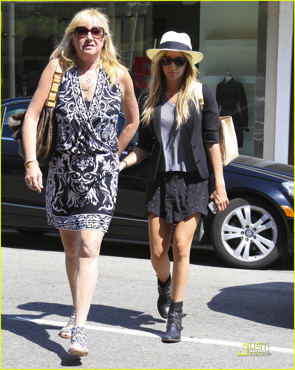 Ashley Tisdale: Shoe Shopping with Mom!